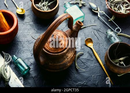 Kräutersalbei-Tee.trockenes Salbeiblatt.Kräutermedizin und Heilpflanzen. Stockfoto