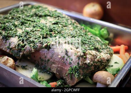 Nahaufnahme eines rohen Briskets in einer Pfanne mit Kräutern darauf. Stockfoto