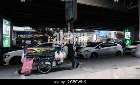 Obstverkäufer unter der Skytrain-Brücke im Einkaufsviertel Siam Square in Bangkok, wo es während der Pandemie-Lockdown nur sehr wenige Menschen gab Stockfoto