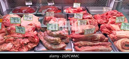 Shop von Fleischerzeugnissen. Fleischerzeugnisse zu speichern. Breite Auswahl an Fleisch Produkte im Supermarkt. Frisches Fleisch in Fleisch Schaufenster. Stücke von Fleisch in speichern. P Stockfoto