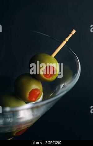 Oliven in Martini-Glas Stockfoto