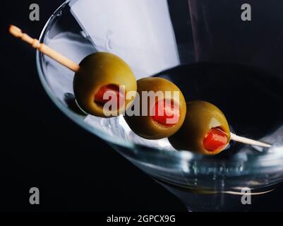 Drei Oliven in Martini-Glas Stockfoto