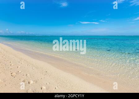 Hintergrund der goldenen Sand und das türkisfarbene Meereswellen. Ideal für jedes Design abstrakten Hintergrund hell. Stockfoto