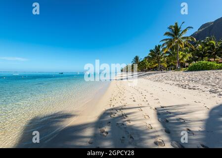 Le Morne, Mauritius - 11. Dezember 2015: Unglaublich weißen Strände der Insel Mauritius. Tropischer Urlaub in Le Morne Beach, Mauritius. Der Schatten von der Stockfoto