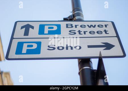 Straßenschild mit Hinweis auf den Weg nach Soho und Brewer Street. Schild mit Pfeilen, die auf zwei verschiedene Richtungen zeigen. Street Sings aus London Stockfoto