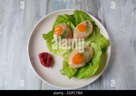 Traditionelles jüdisches Passahessen - gefilter Fisch mit Karotten, Salat und Meerrettich. Stockfoto