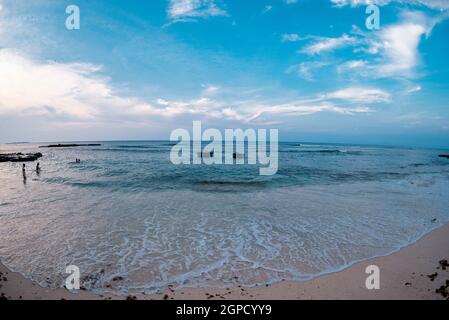 Schöner Strand mit weißem Sand, türkisfarbenem Meerwasser und blauem Himmel mit Wolken an sonnigen Tagen. Panoramablick. Natürlicher Hintergrund für Sommerferien Stockfoto