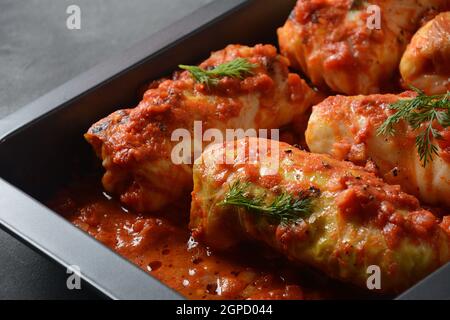 Kohlrouladen mit Hähnchenfleisch und Reis in Tomatensoße. Gefüllte Kohlblätter. Köstliches Abendessen Stockfoto