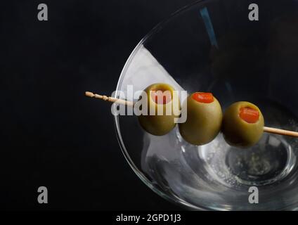 Oliven in Martini-Glas Stockfoto