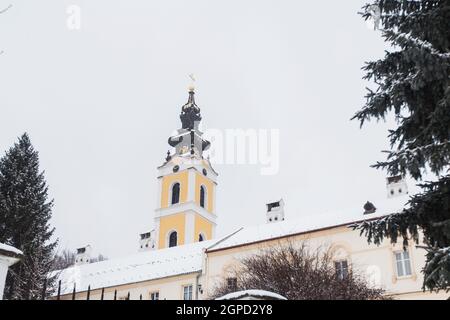 Winterlandschaft, verschneite Tage, orthodoxes Kloster Grgeteg. Das Hotel liegt im Dorf Grgeteg auf dem Berg Fruska Gora in Nordserbien. Stockfoto