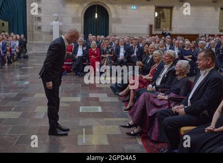 Kopenhagen, Dänemark. September 2021. Königin Margrethe von Dänemark nimmt am 28. September 2021 an der Medaillenübergabe der Handwerkervereinigung im Kopenhagener Rathaus, Dänemark, Teil. Der Dänische Handwerkerverband vergibt Medaillen und Stipendien an junge Handwerker, die in den Mitgliedsunternehmen der kopenhagener Gilde ausgebildet werden. Die Medaillen werden als Symbol für eine sehr gut ausgeführte Gesellenprüfung vergeben. Die Tradition der Medaillenvergabe reicht bis ins Jahr 1867 zurück. Foto von Stefan Lindblom/Stella Pictures/ABACAPRESS.COM Quelle: Abaca Press/Alamy Live News Stockfoto