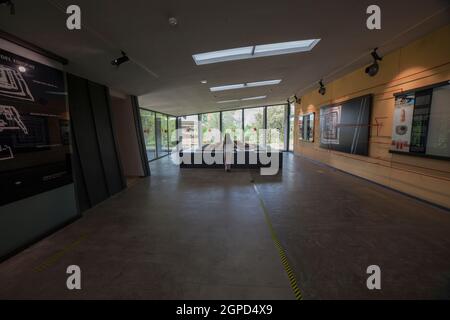 Zalamea de la Serena, Spanien - 4. April 2021: Kind beobachtet im Cancho Roano Interpretationszentrum das maßstabsgetierte Modell des Palast-Schrein-Gebäudes. Gut Stockfoto