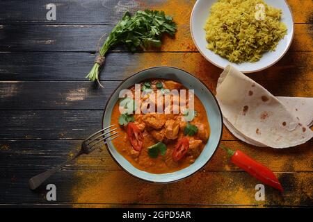 Chicken Tikka Masala - traditionelle indische britische Gerichte. Hühnchen mit Currfleisch, Kurkuma. Indisches Dinner-Konzept. Asiatische, indische Küche Stockfoto