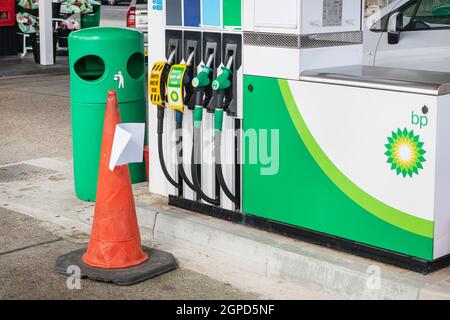 Eine geschlossene Tankstelle wegen fehlender LKW-Fahrer-Tankverknappung. Stockfoto