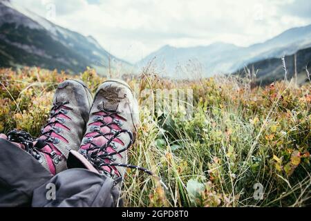 Schneiden Sie einer Frau in die Wanderstiefel Wer ist die idyllische Berglandschaft geniessen. Stockfoto