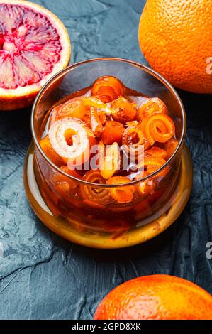 Glas mit köstlicher Fruchtkonfitüre.Orangenmarmelade oder Obstkonfitüre.Orangenkonfitüre In einem Gefäß Stockfoto