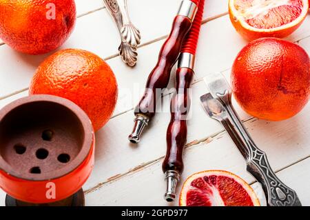 Orientalische Shisha oder Shisha mit Tabak mit Grapefruitaroma.Ostrauchern Kalian Stockfoto