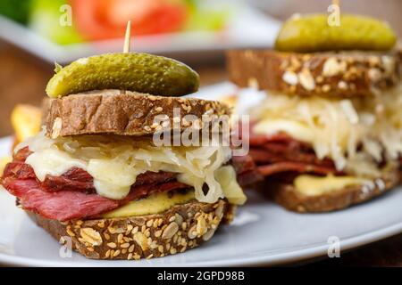 reuben Sandwich auf rustikalem Holz Stockfoto