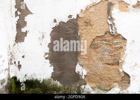 Riss auf Zementboden. Beschädigte Wand Stockfoto