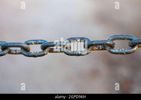 Nahaufnahme einer dicken rostigen Kette auf der Außenseite Stockfoto