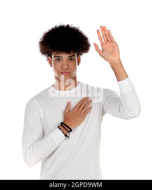 Stattliche afro Kerl mit seiner rechten Hand auf das Herz und die andere Hand Stockfoto