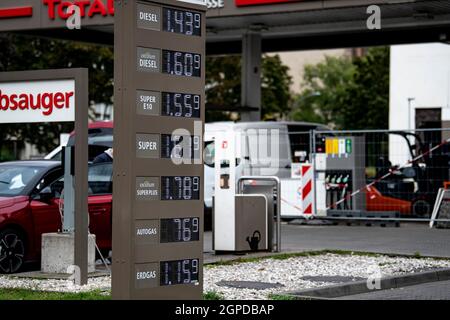 Berlin, Deutschland. September 2021. Die Preistafel vor einer Tankstelle zeigt die Benzin- und Dieselpreise an. Der bundesweite Tagesdurchschnitt für Benzin und Diesel ist in Deutschland weiter gestiegen. Quelle: Fabian Sommer/dpa/Alamy Live News Stockfoto