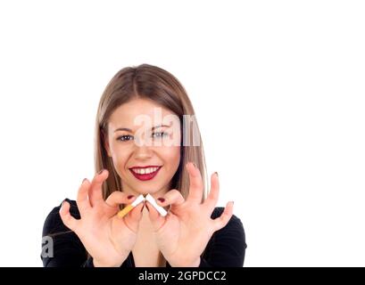 Attraktive junge Frau bricht eine Zigarre isoliert auf weißem Hintergrund Stockfoto