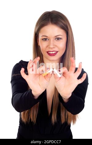 Attraktive junge Frau bricht eine Zigarre isoliert auf weißem Hintergrund Stockfoto