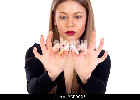 Attraktive junge Frau bricht eine Zigarre isoliert auf weißem Hintergrund Stockfoto