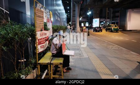 Lotterie-Ticketverkäufer Sukhumvit Straße zwischen Soi Nana und Soi Asoke am Sonntagabend, den 26 2021. Oktober, Covid 19, Pandemie, Aussperrung um 7:45 Uhr Stockfoto