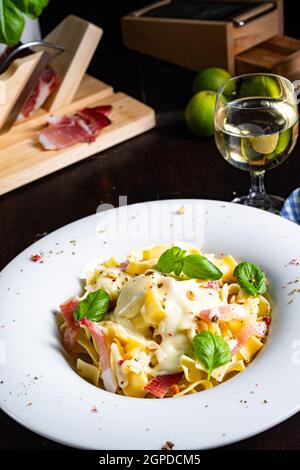 Tagliatelle mit Gorgonzola-Masarpone-Sauce und Schinken. Stockfoto