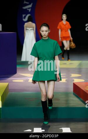 Paris, Frankreich. September 2021. Ein Modell präsentiert eine Kreation aus der Frühjahr/Sommer 2022 Ready to Wear Kollektion für Dior Modehaus während der Paris Fashion Week, in Paris, Frankreich, 28. September 2021. Quelle: Piero Biasion/Xinhua/Alamy Live News Stockfoto