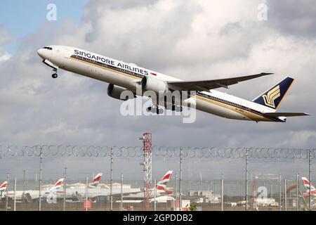 Singapore Airlines Boeing 777 9V-SWQ mit Abflug vom Flughafen London Heathrow, Großbritannien Stockfoto