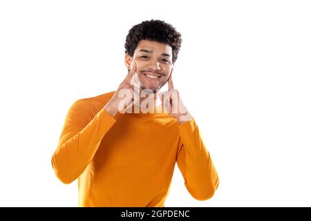 Lächelnder Afro-Kerl mit orangefarbenem Pullover auf einem weißen isoliert Hintergrund Stockfoto