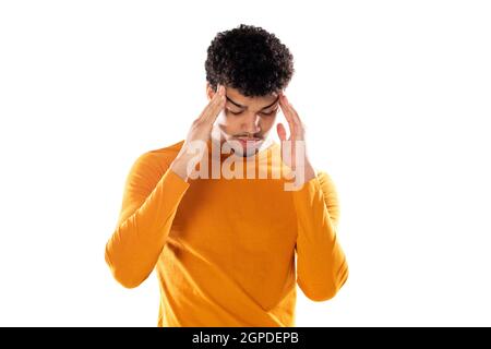 Junger Afro-Typ, der Tempel berührt und Kopfschmerzen hat. Stockfoto