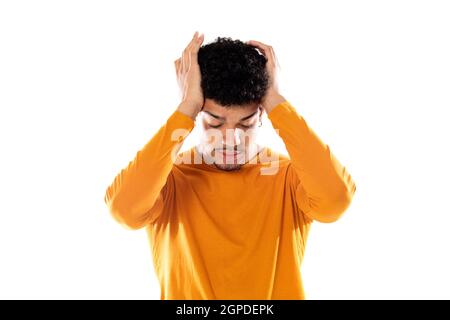 Junger Afro-Typ, der Tempel berührt und Kopfschmerzen hat. Stockfoto