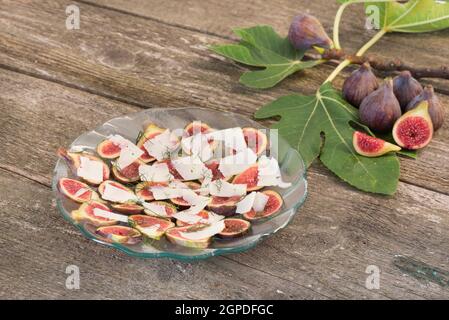 Carpacio von Feigen mit Käse Stockfoto