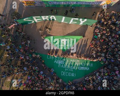 Santiago, Chile. September 2017. (Anmerkung der Redaktion: Bilder von einer Drohne) Luftaufnahme eines riesigen Transparents für einen legalen, sicheren und freien Zugang zu Abtreibungen während der Demonstration.Frauen veranstalteten eine Demonstration in Santiago am Globalen Aktionstag für legale Abtreibungen. Kredit: SOPA Images Limited/Alamy Live Nachrichten Stockfoto