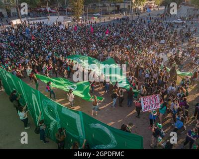 Santiago, Chile. September 2017. (Anmerkung der Redaktion: Bilder von einer Drohne) Luftaufnahme eines riesigen Transparents für einen legalen, sicheren und freien Zugang zu Abtreibungen während der Demonstration.Frauen veranstalteten eine Demonstration in Santiago am Globalen Aktionstag für legale Abtreibungen. (Foto: Felsnase Figueroa/SOPA Images/Sipa USA) Quelle: SIPA USA/Alamy Live News Stockfoto