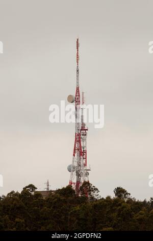 Handy-Turm oder Telekommunikation auf einem Hügel Stockfoto