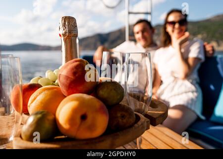 Obstschale und Flasche Champagner für ein romantisches Date auf einer Yacht Stockfoto