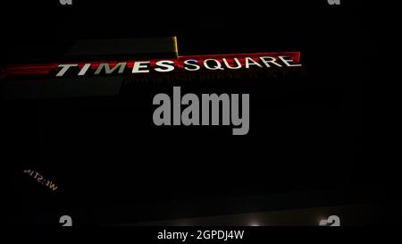 Times Square Building Mall Sukhumvit Road zwischen Soi Nana und Soi Asoke am Sonntagabend, den 26 2021. Oktober, Covid 19, Pandemie, Absperrung um 7:45 Uhr Stockfoto