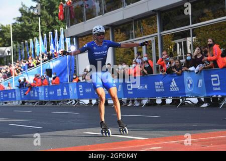 Carlo Skalera (ITA) gewinnt das Inlineskating-Rennen in 1:10:51 beim Berlin-Marathon am Samstag, 25. September 2021 in Berlin. (Jiro Mochizuki/Bild des Sports) Stockfoto