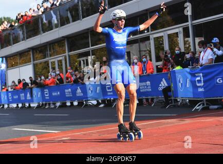 Carlo Skalera (ITA) gewinnt das Inlineskating-Rennen in 1:10:51 beim Berlin-Marathon am Samstag, 25. September 2021 in Berlin. (Jiro Mochizuki/Bild des Sports) Stockfoto