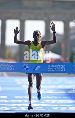 Guye Adola (ETH) feiert nach dem Gewinn des Herrenlaufes in 2:05:45 während des Berlin-MARATHON am Sonntag, 26. September 2021 in Berlin. (Jiro Mochizuki/Ima Stockfoto