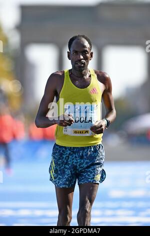 Guye Adola (ETH) gewinnt das Herrenrennen in 2:05:45 während des Berlin-MARATHON am Sonntag, 26. September 2021 in Berlin. (Jiro Mochizuki/Image of Sport) Stockfoto