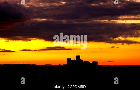 Silhouette einer erstaunlichen Burg über einem roten Himmel Stockfoto