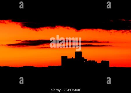 Silhouette einer erstaunlichen Burg über einem roten Himmel Stockfoto