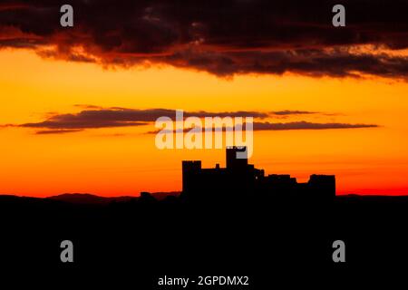 Silhouette einer erstaunlichen Burg über einem roten Himmel Stockfoto