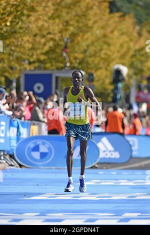 Guye Adola (ETH) gewinnt das Herrenrennen in 2:05:45 während des Berlin-MARATHON am Sonntag, 26. September 2021 in Berlin. (Jiro Mochizuki/Image of Sport) Stockfoto